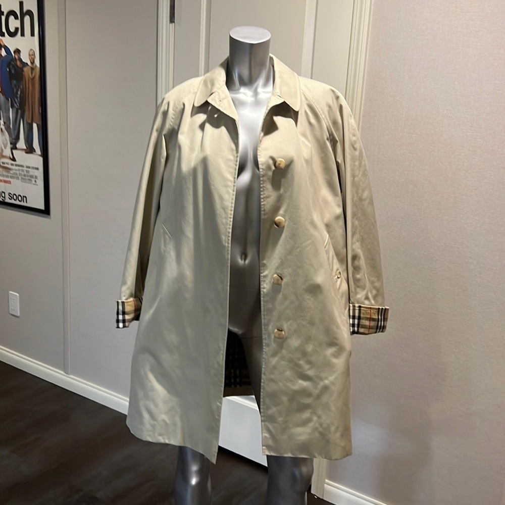 Women’s Burberry trench coat with removable wool buttoned liner